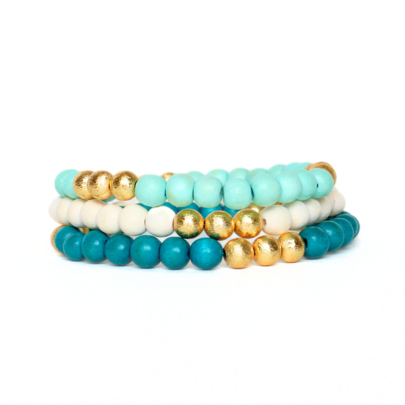 White wooden beaded bracelet is stretchy making it easy to wear. This bracelet gives a tropical vibe for all your beach looks.