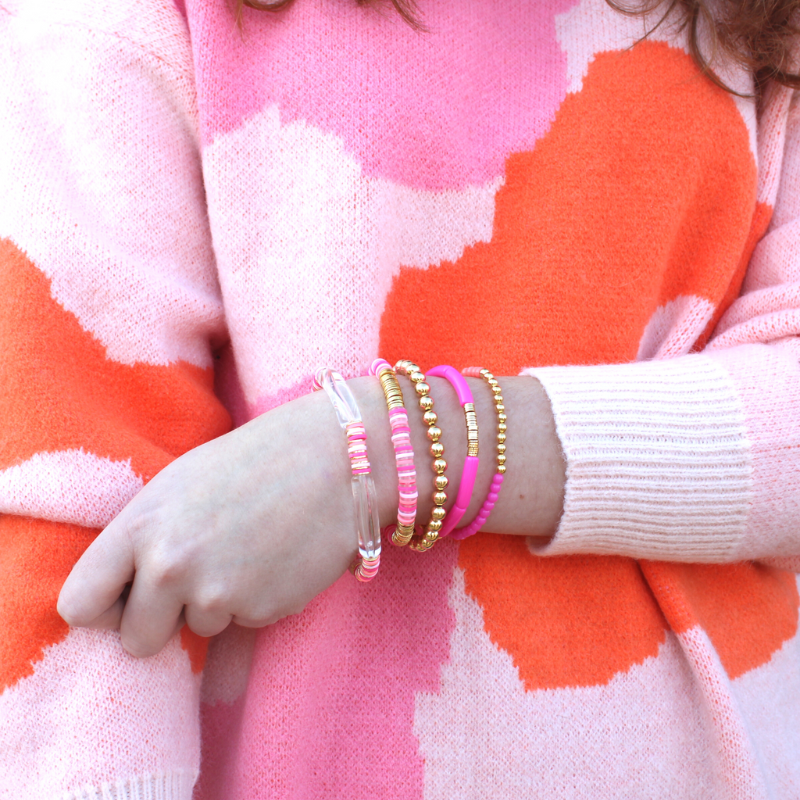 This 5-piece pink and gold beaded stretch bracelet set for women