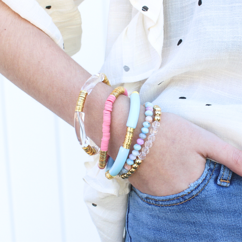 This 5-piece blue and purple beaded stretch bracelet set is the perfect statement piece. With its bold and bright colors, it is designed with 18K gold filled beads, clear round natural Brazilian beads and blue matte jade beads. The pink acrylic bangle and the pink and blue rainbow polymer clay beads add that pop of color.