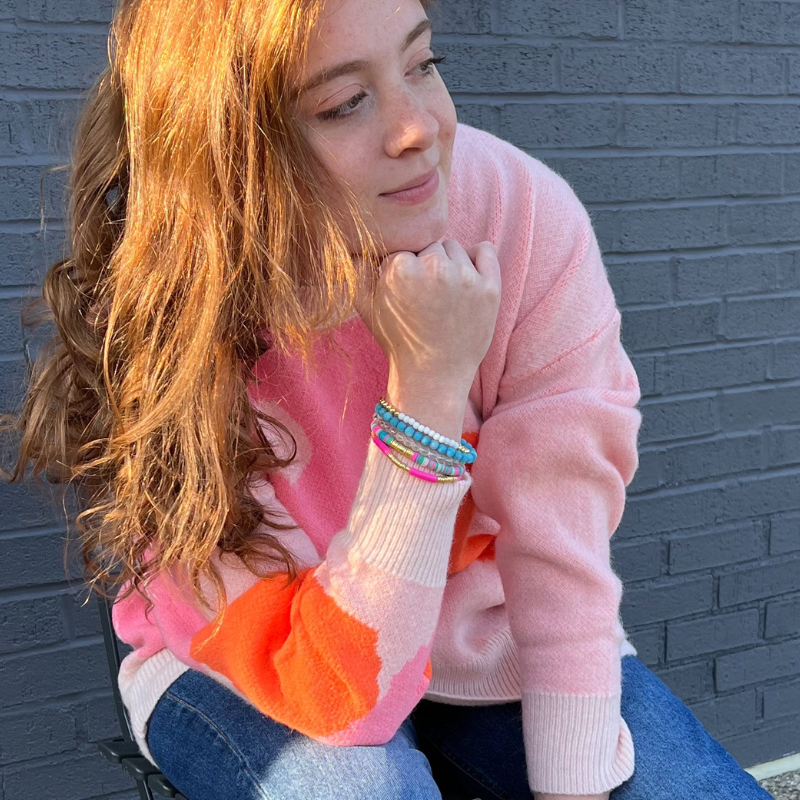 This 5-piece blue and pink beaded stretch bracelet set is the perfect statement piece. With its bold and bright colors, it is designed with 18K gold filled beads, clear round natural Brazilian beads and blue matte jade beads. The pink acrylic bangle and the pink and blue rainbow polymer clay beads add that pop of color.