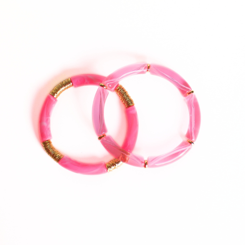 Pink marble acrylic bangle with gold flat beads. This lightweight bangle will add the perfect pop of color to your oufit!!